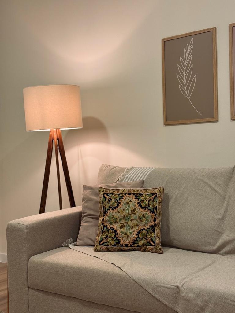 Sofá acolhedor do consultório com luminária e quadros